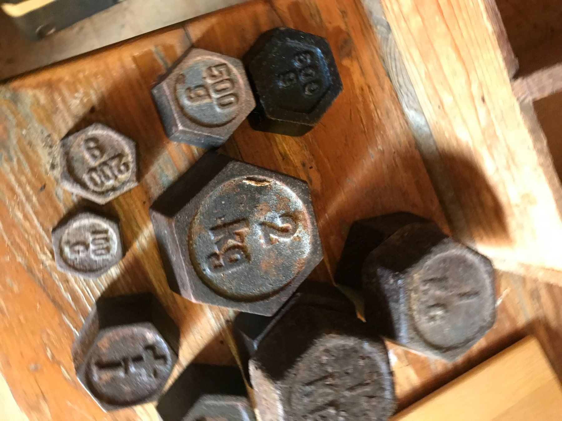Bilance e pesi: Antike Gewichte, Gewichts-Set mit Holzbox, Vintage Set! – Usato da Wil/SG venduto da Andyshop 4