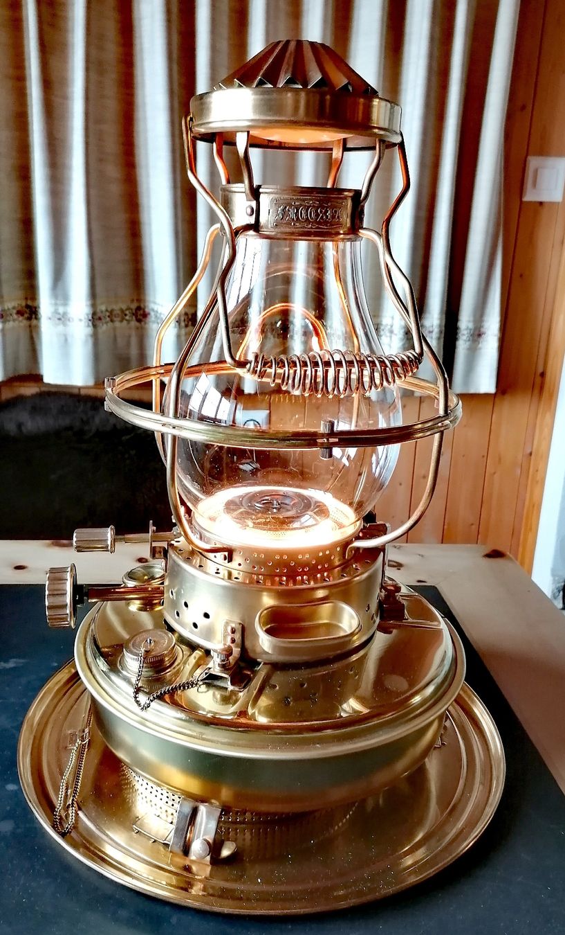 Lampade: Öllampe, Messing, 54cm hoch – Usato da Liesberg Dorf venduto da Polarfuchs24 1