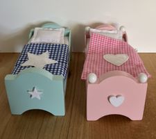2 herzige Puppenbettchen fürs Puppenhaus hellblau und rosa