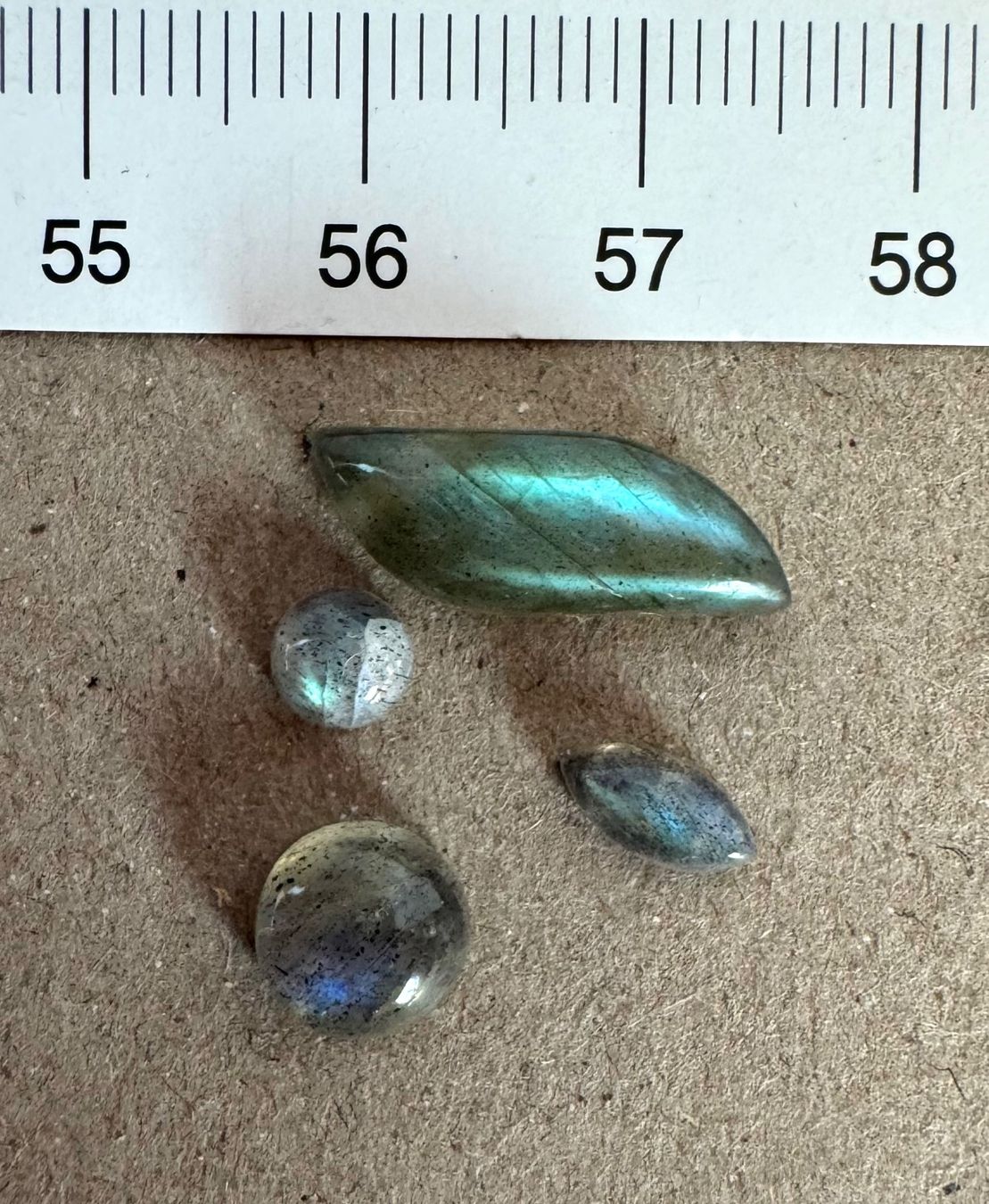 Minerali & Pietre curative: 4 exclusive leuchtende Labradorit Cabochons – Nuovo e nell'imballaggio originale da Leuggern venduto da gemshow 5
