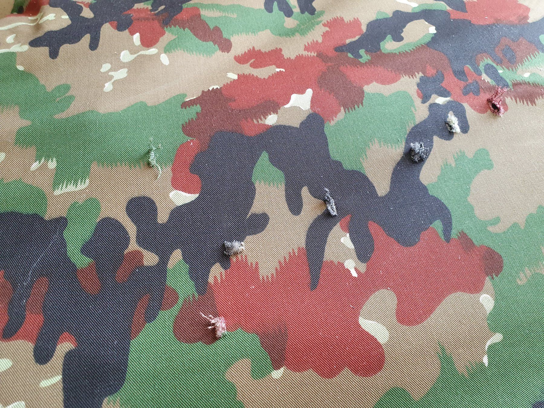 Schweizer Armee Uniformi: Splitterschutzweste CH Armee Original mit Einschusslöcher – Difettoso da Gossau SG venduto da Puch-tech 8
