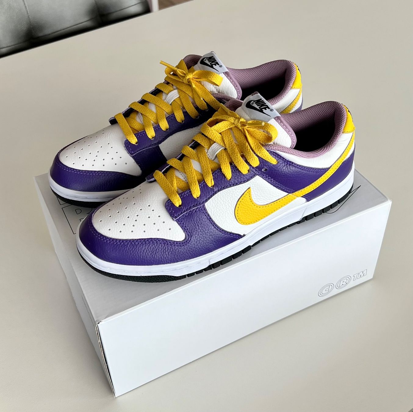 Nike Scarpe da uomo: Nike Dunk low by you Lakers 43 – Nuovo e nell'imballaggio originale da Savièse venduto da Cedric007