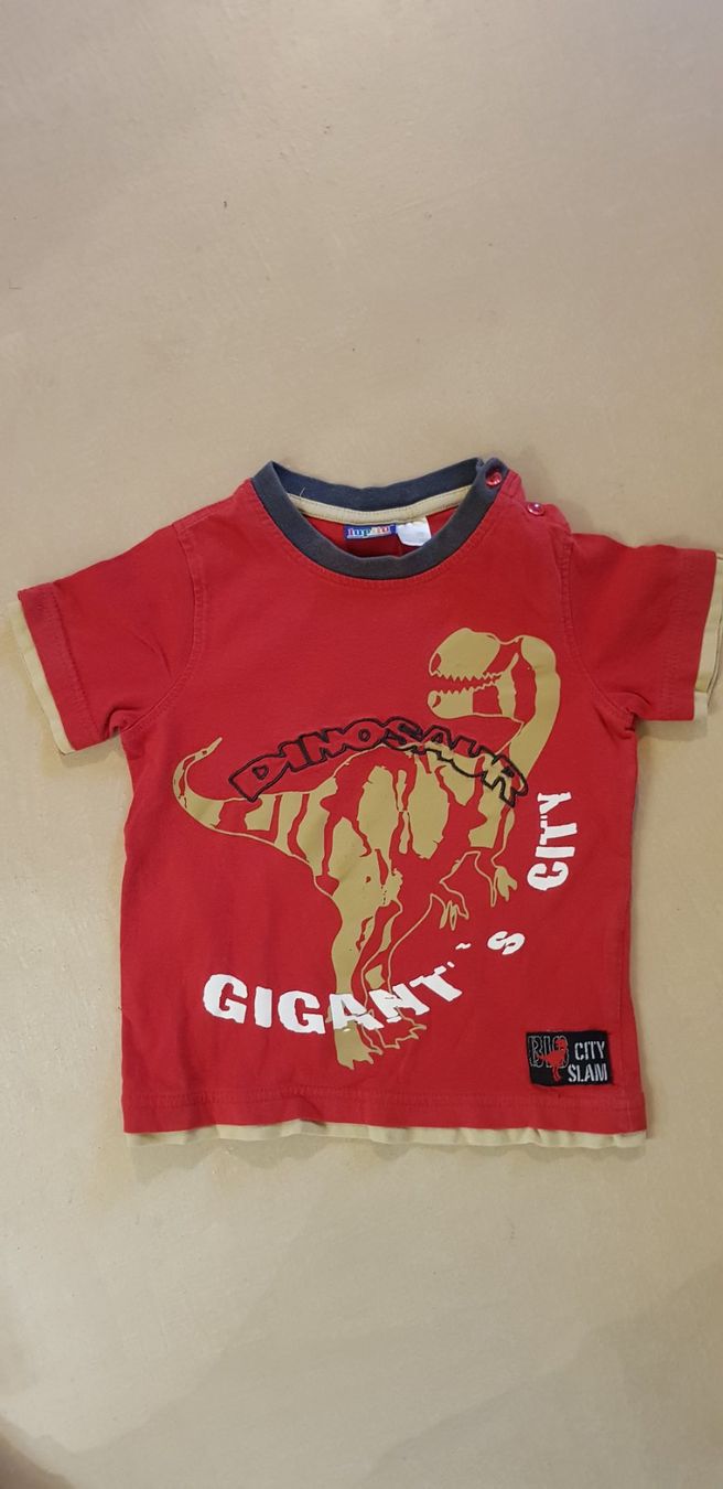 Camicie, T-shirt & Polo: T'shirt rot mit Dino, Gr. 86/92 – Usato da Dietikon venduto da grafad