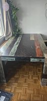 Massiver Holztisch im Boho-Stil mit gemütlicher Bank