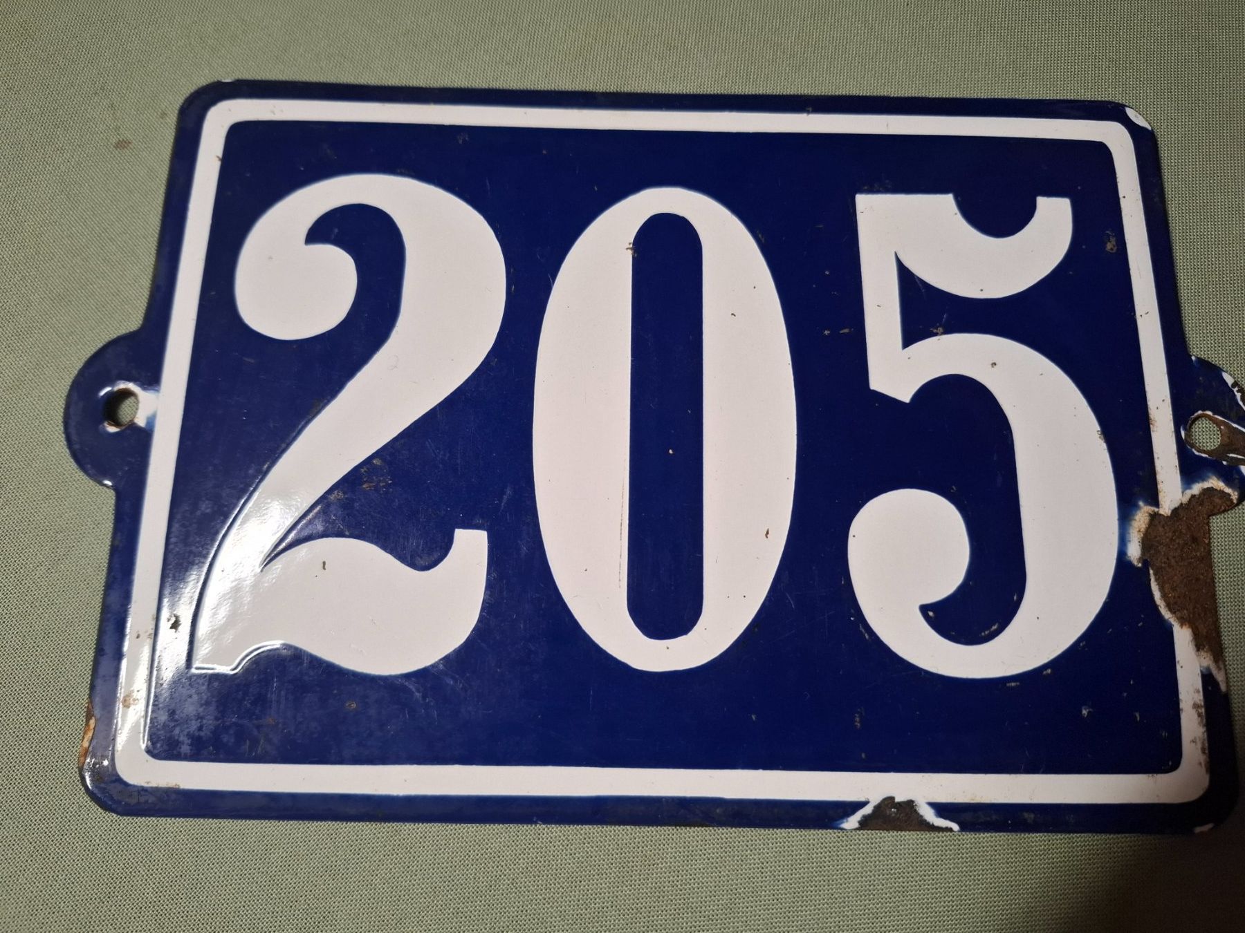 Insegne: Altes Emaille Hausnummernschild "205" – Usato da Selzach venduto da Sennemeitschi11