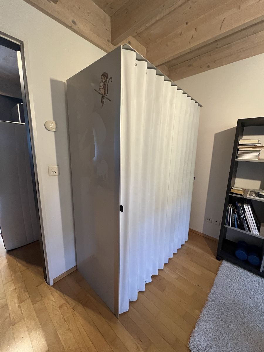 Armadi: Designer-Kleiderschrank grau, halbtransparente Textilfront – Usato da Eggersriet venduto da Rekapp