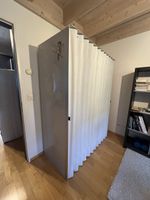 Designer-Kleiderschrank grau, halbtransparente Textilfront