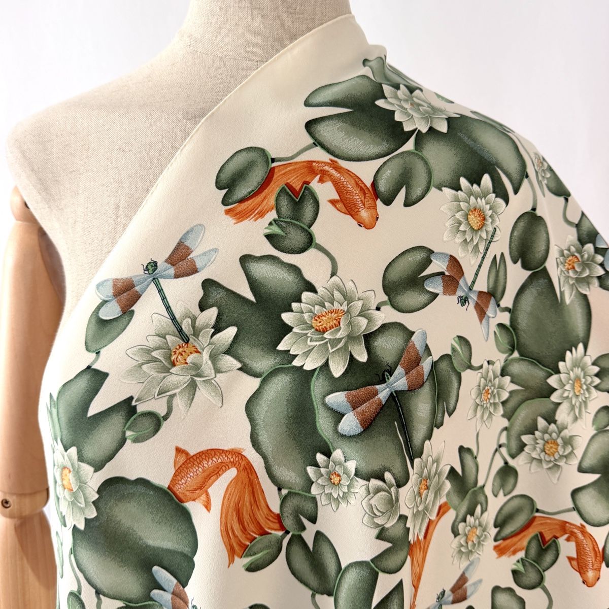 Fabric Frontline Foulards, Tücher & Schals: FABRIC FRONTLINE Silk Scarf – Gebraucht aus Emmen von Avviivva_Com2023 1
