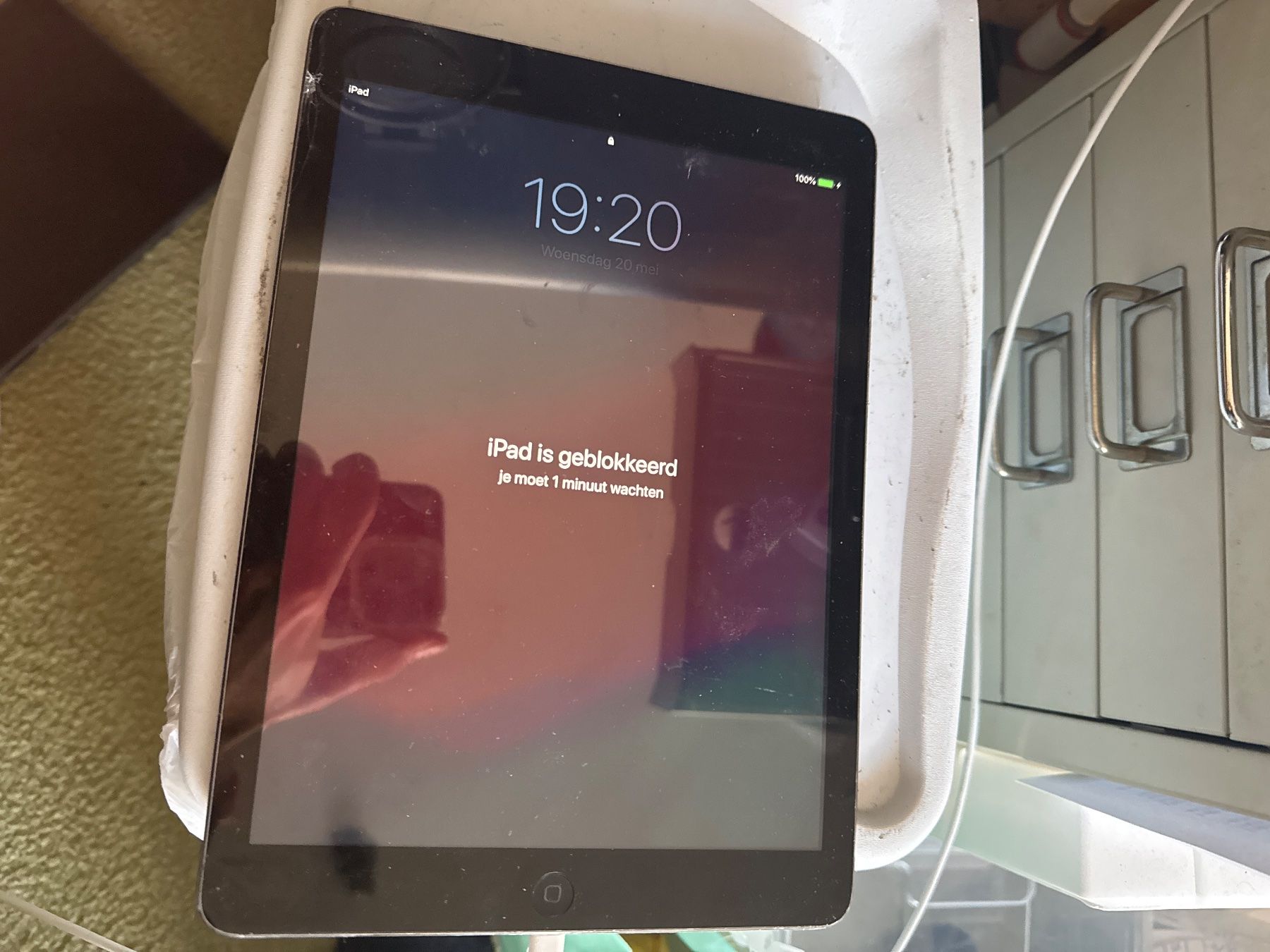 Apple Tablet PC: Ipad Air -A1474- icloude / Display top – Difettoso da Olten venduto da HoYa01