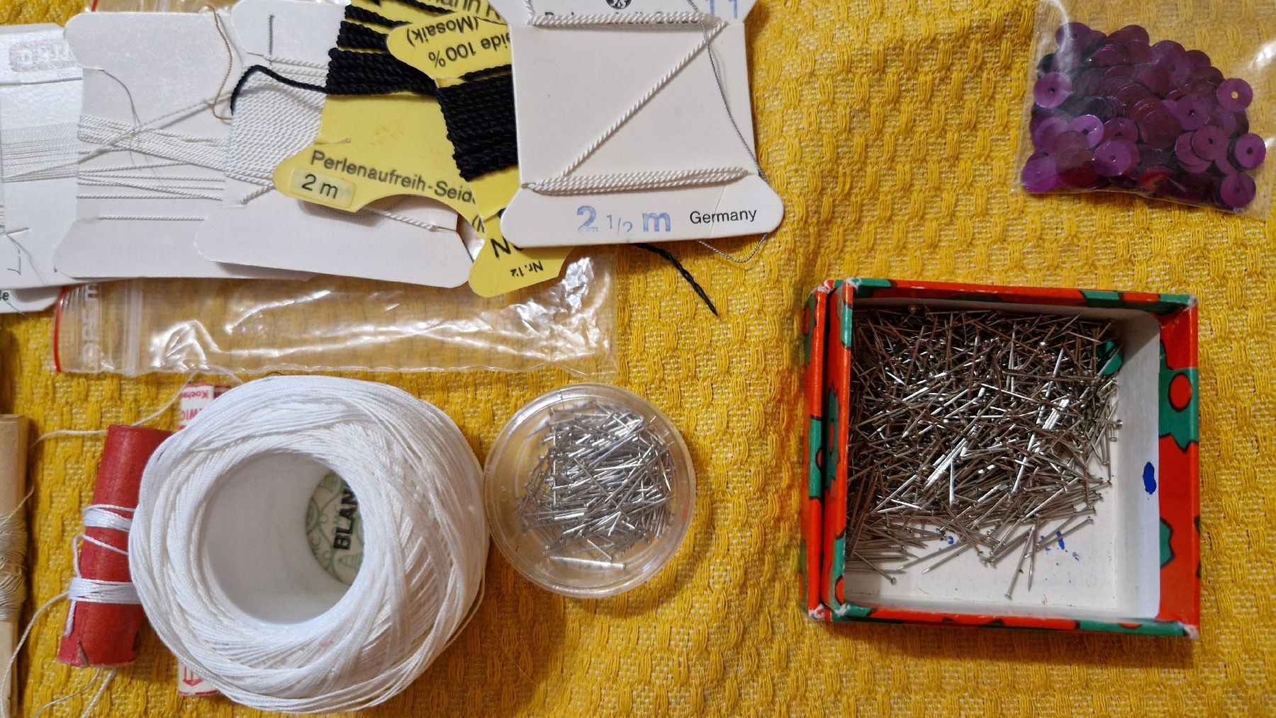 Kit bricolage: Bastel-Schnäppchen: Perlen, Pailletten, Garne uvm. – Usato da Oberengstringen venduto da Sheera7 8