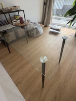Glasstisch mit Metallbeinen, neuwertig, Top Zustand!