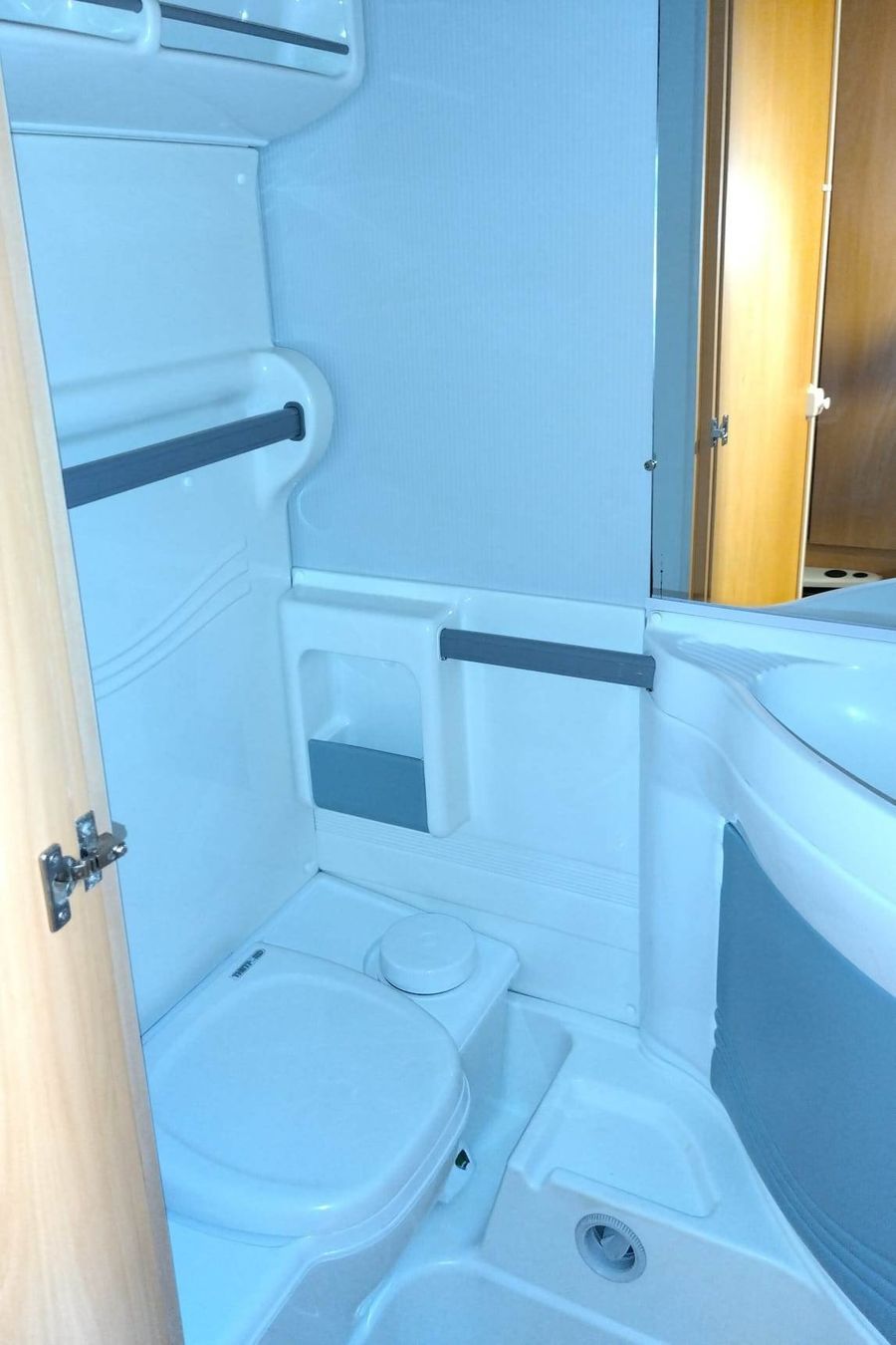 Knaus Camping Fahrzeuge: Wohnwagen Knaus Vimara 500 – Gebraucht aus Schüpfen von Brenners 8