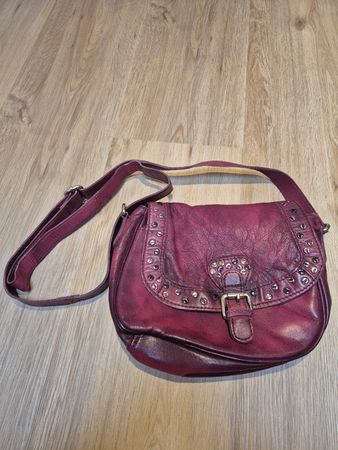 Umhängetasche Leder Rot mit Nieten und Schnalle