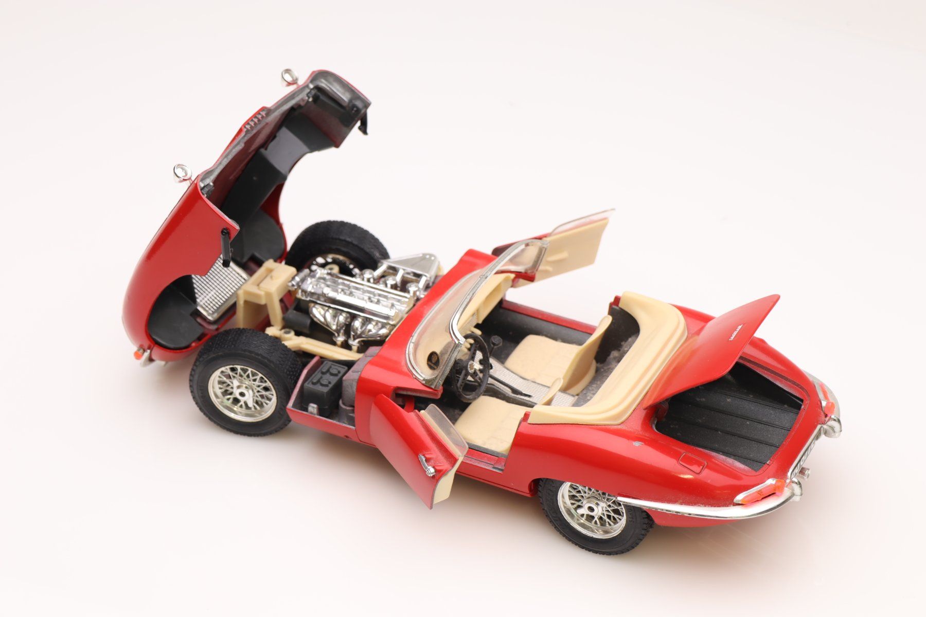 Jaguar Modellini d'auto: Burago Jaguar E Type Modellauto 1/18 – Usato da Ried (Muotathal) venduto da Modellbahn.swiss 3