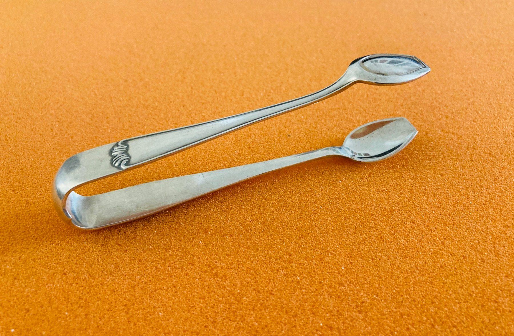 Set di posate: Alte Zuckerzange, schlichtes Dekor, versilbert – Usato da Zürich venduto da cornetto55 1