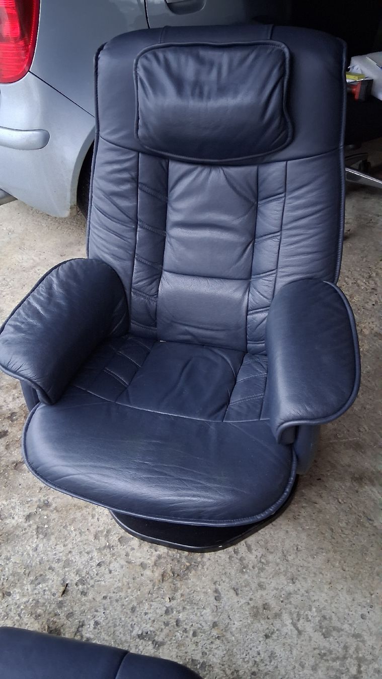 Sessel: Sessel mit Hocker Leder dunkelblau von Möbel Kamm  – Neu und originalverpackt aus Schachen LU von Brocki6105Schachen 1