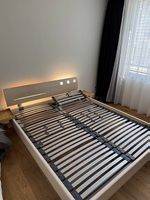 Bettrahmen mit Licht inkl. Federlattenrost + 2 Nachttischen