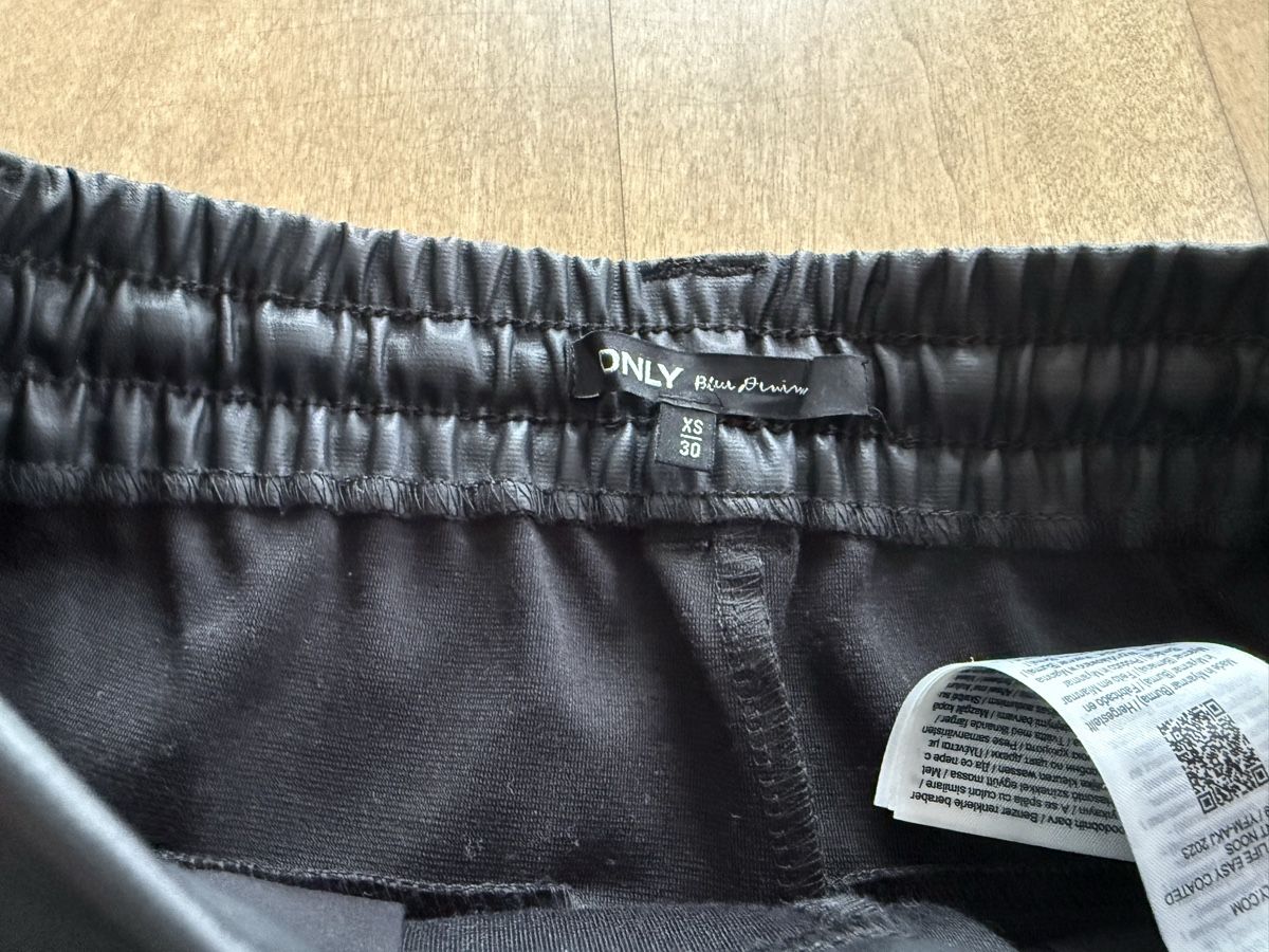 Only Pantaloni: Only - Schwarze Fake Lederhose – Usato da Meilen venduto da kleisi01 3