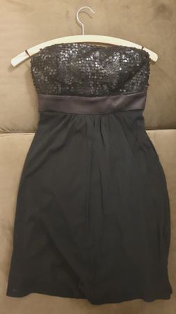 Das Kleine Schwarze mit sexy Pailletten & Schleife Esprit