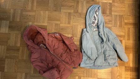 Kinderkleidung in verschiedenen Modellen, guter Zustand