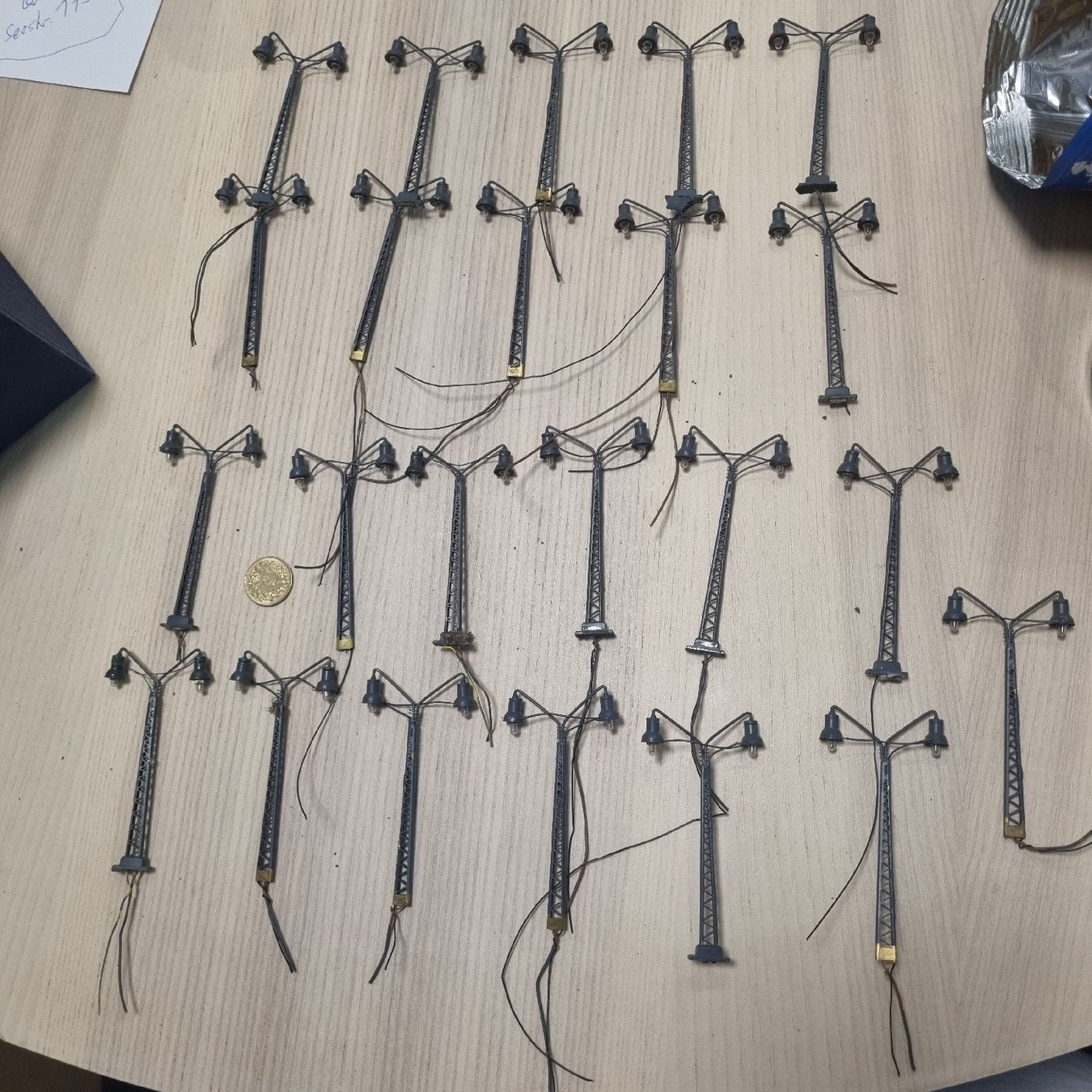 Modelleisenbahnen: 23x Doppelstrassenlampe Spur N – Gebraucht aus Männedorf von Modellbau-wyss