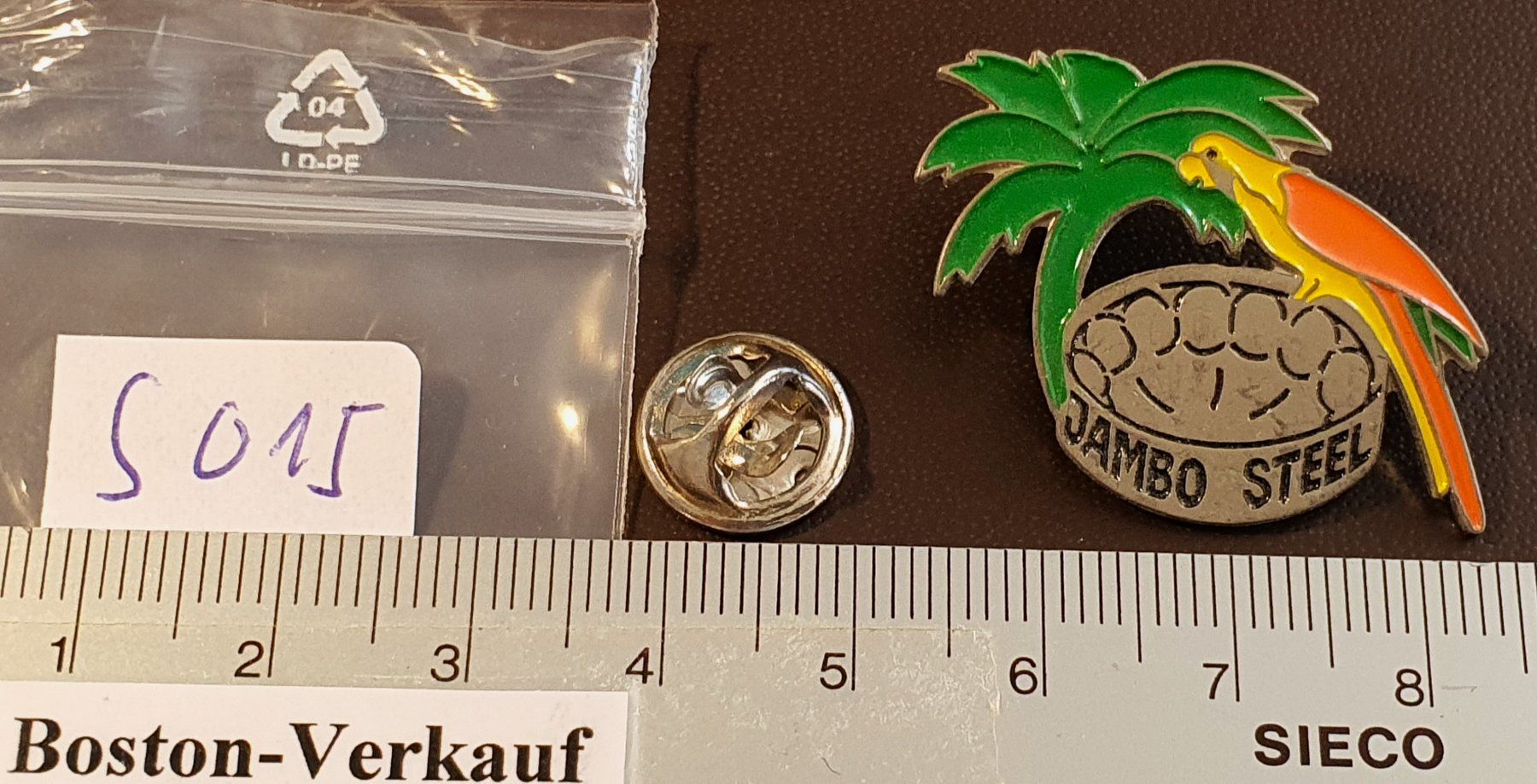 Plaketten & Abzeichen: S015 - Pin Papagei  Jambo Steel – Gebraucht aus Reinach BL von Boston-Verkauf 1