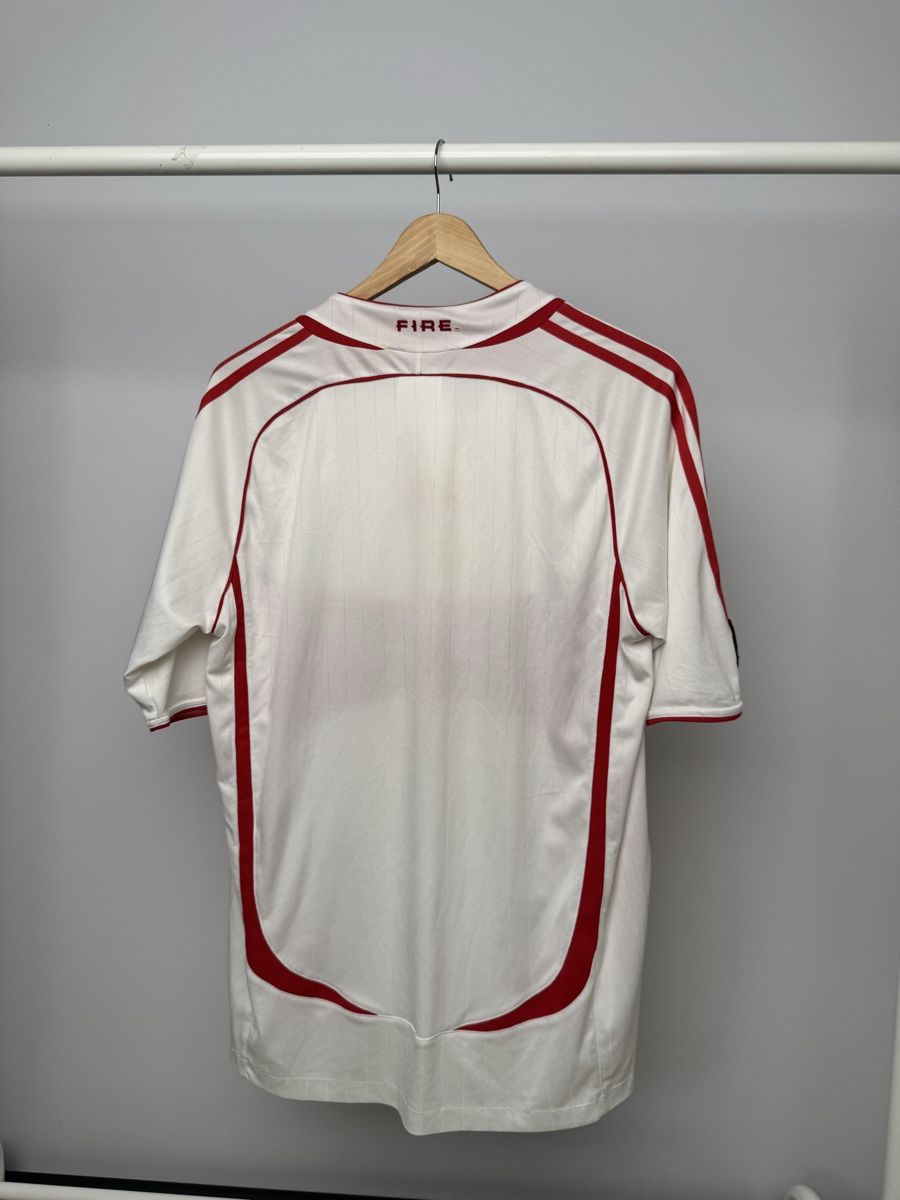 Adidas Canottiere & Pantaloni: Chicago Fire 06/07 away shirt – Usato da Baden venduto da Timelessthreads 1