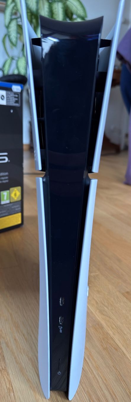 Sony Konsolen: PS5 Slim mit zwei Controller neuwertig – Gebraucht aus Luzern von and_d6vm 4