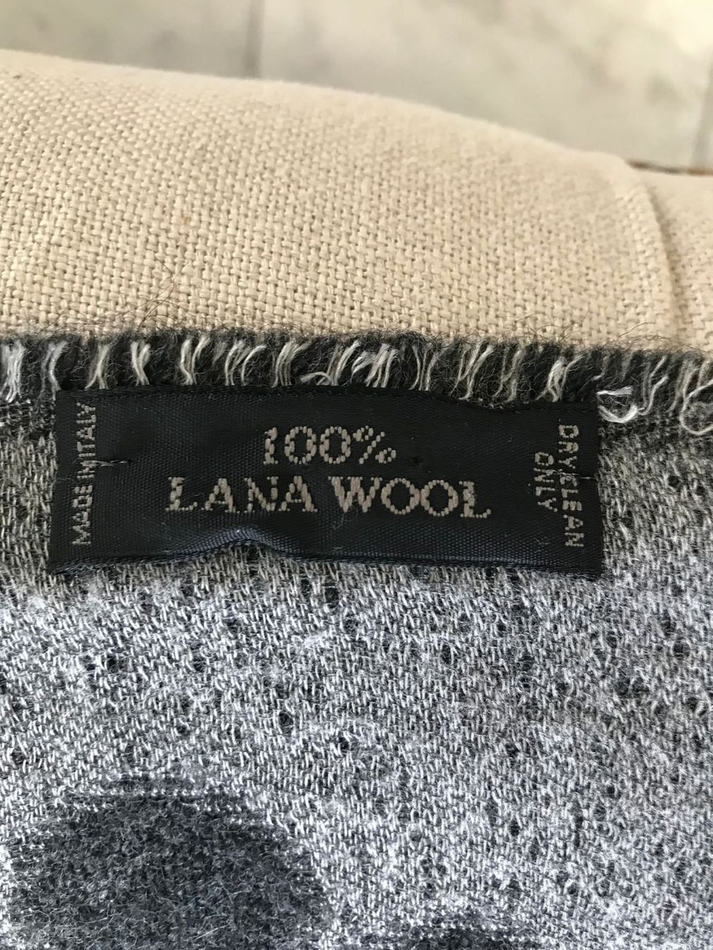 Foulard & Sciarpe: Schal grau mit Blumen, 100%Lana – Usato da Kilchberg venduto da boudoir076 3