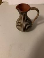 Kleine dekorative Vase, braun-gelbes Design.