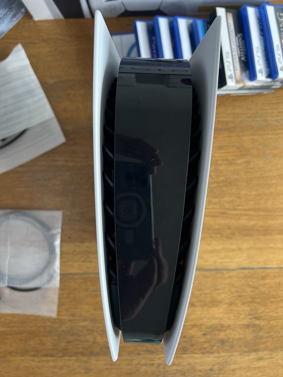 Sony Consoles: À vendre PS5 + 2 manettes + jeux ps4/ps5 – D'occasion à Lausanne par luciano_RIC1 5