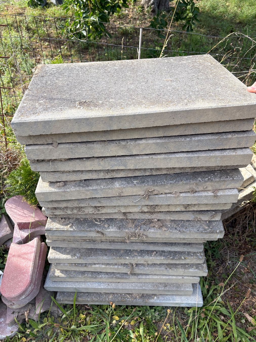 Bodenbeläge: Betonplatten Grau gebraucht 12 stk – Gebraucht aus attiswil von Ngismo