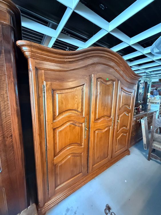 Armoire trois portes. penderie et tablards. bois massif (D'occasion) à ...