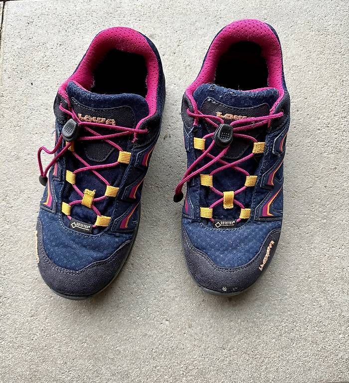Scarpe per ragazzi: Kinder Schuhe Grösse 34 – Usato da Sargans venduto da TrickyHikr