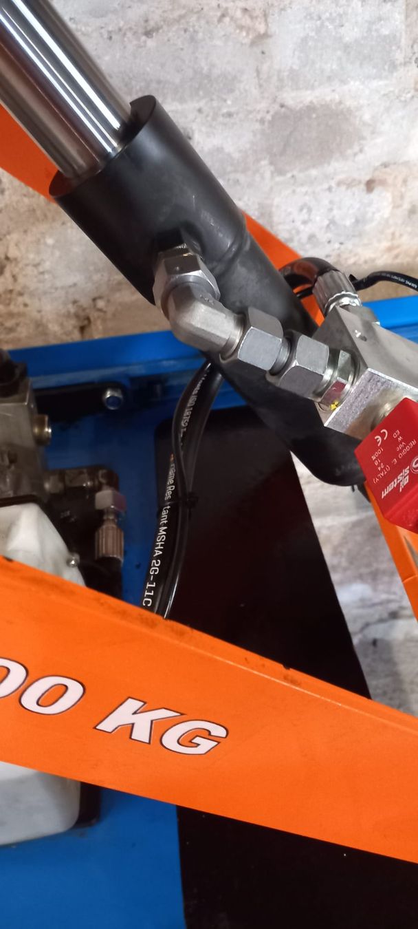 Ponts élévateurs & Crics: Hydraulischer Hubtisch – D'occasion à Recherswil par Deutzd8006Fahrer 2