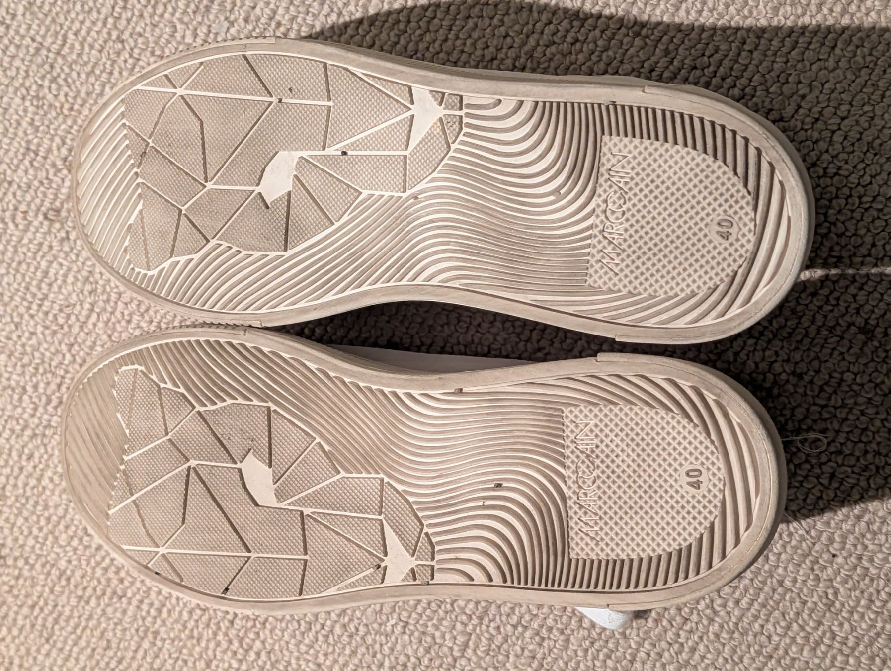 Marc Cain Damenschuhe: MarcCain Sneaker, Grösse 40, goldige Details – Gebraucht aus Herisau von apo_bxx7 5