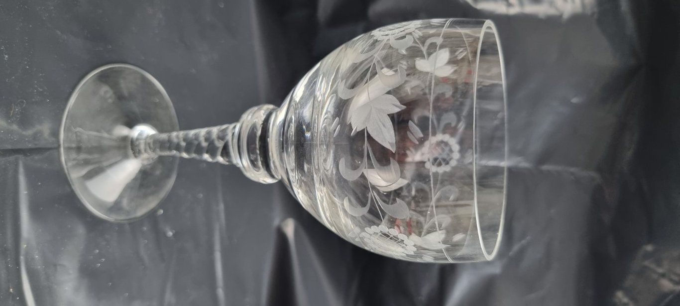 Bicchieri: 13 Weingläser in einen Weidenkorb – Usato da Flums venduto da Flumsantik 6