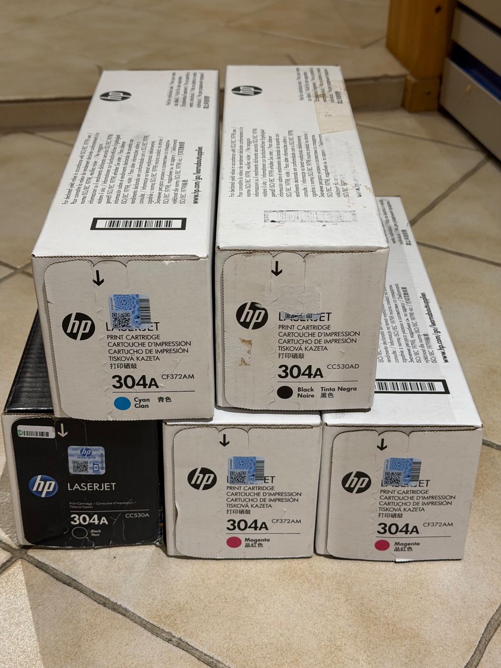 Hewlett Packard Cartucce per stampanti & toner: HP Laserjet 304a Toner cyan (1x), black (2x), magenta (2x) – Nuovo e nell'imballaggio originale da Uitikon Waldegg venduto da Thomyg