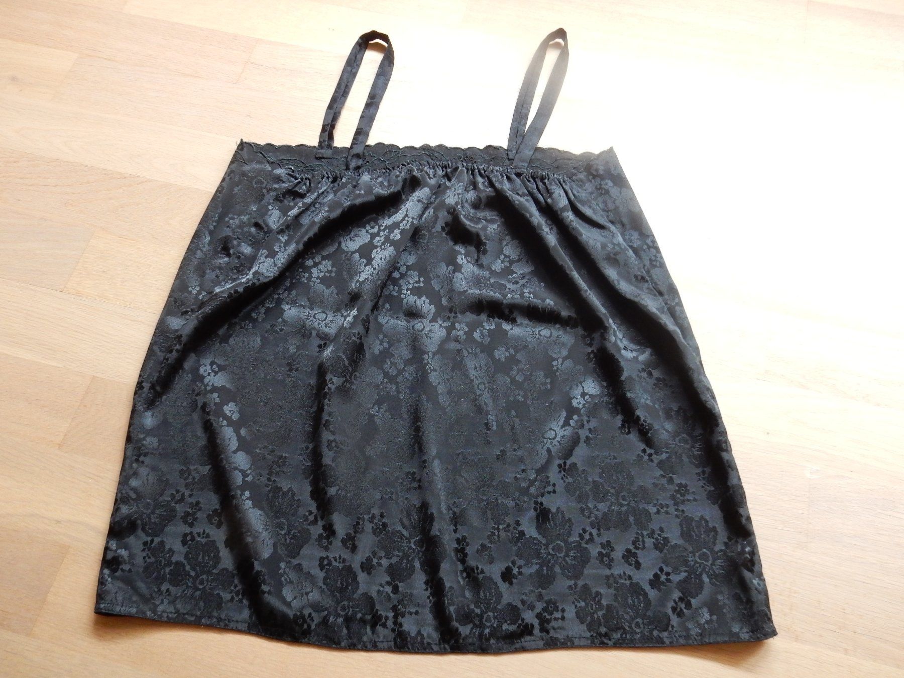 Top: klassiches Top in schwarz mit Spitzen + Blumendesign – Usato da Jona venduto da simongarden 3