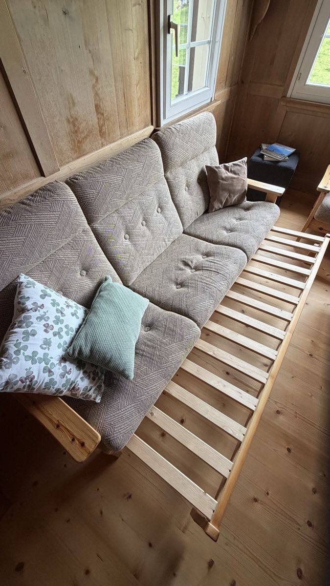 Divani: FERIENHAUSFEELING - SOFA mit 2 SESSELN & TISCHLI – Usato da Nidfurn venduto da cejeisda 2
