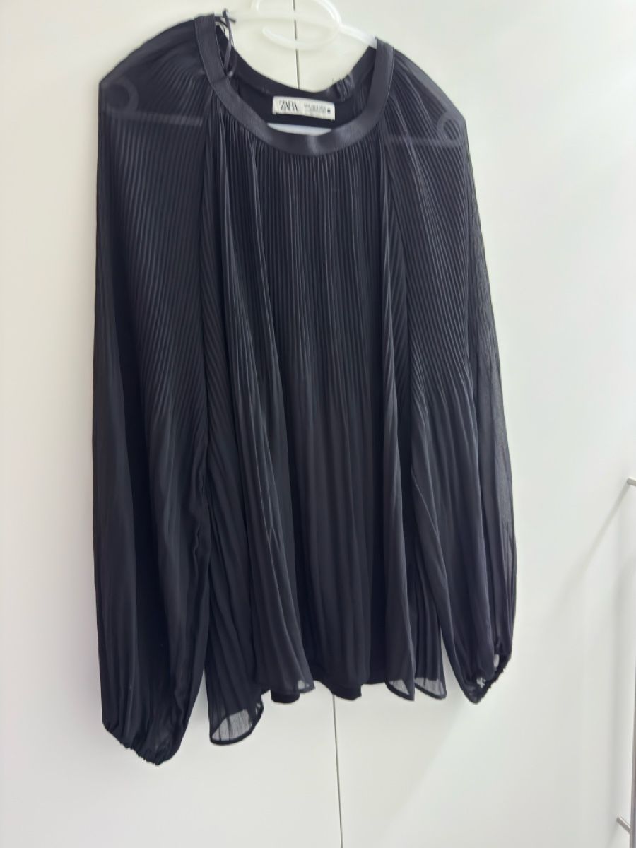 Chemisiers: Blouse Zara noire plissée taille L – D'occasion à Saxon par M.Tania