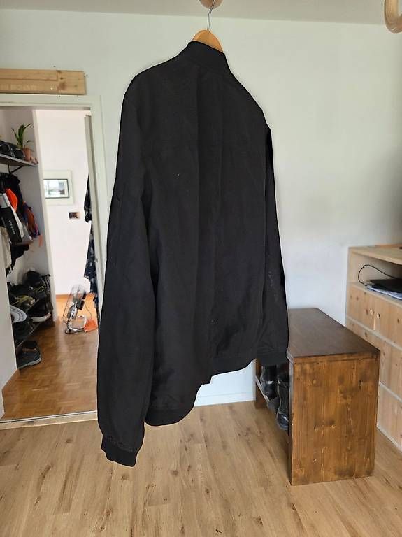 Pull&Bear Giacche: Pull & Bear Bomberjacke schwarz Gr.XL dünn Trend – Usato da Ostermundigen venduto da wab_jxp5 1