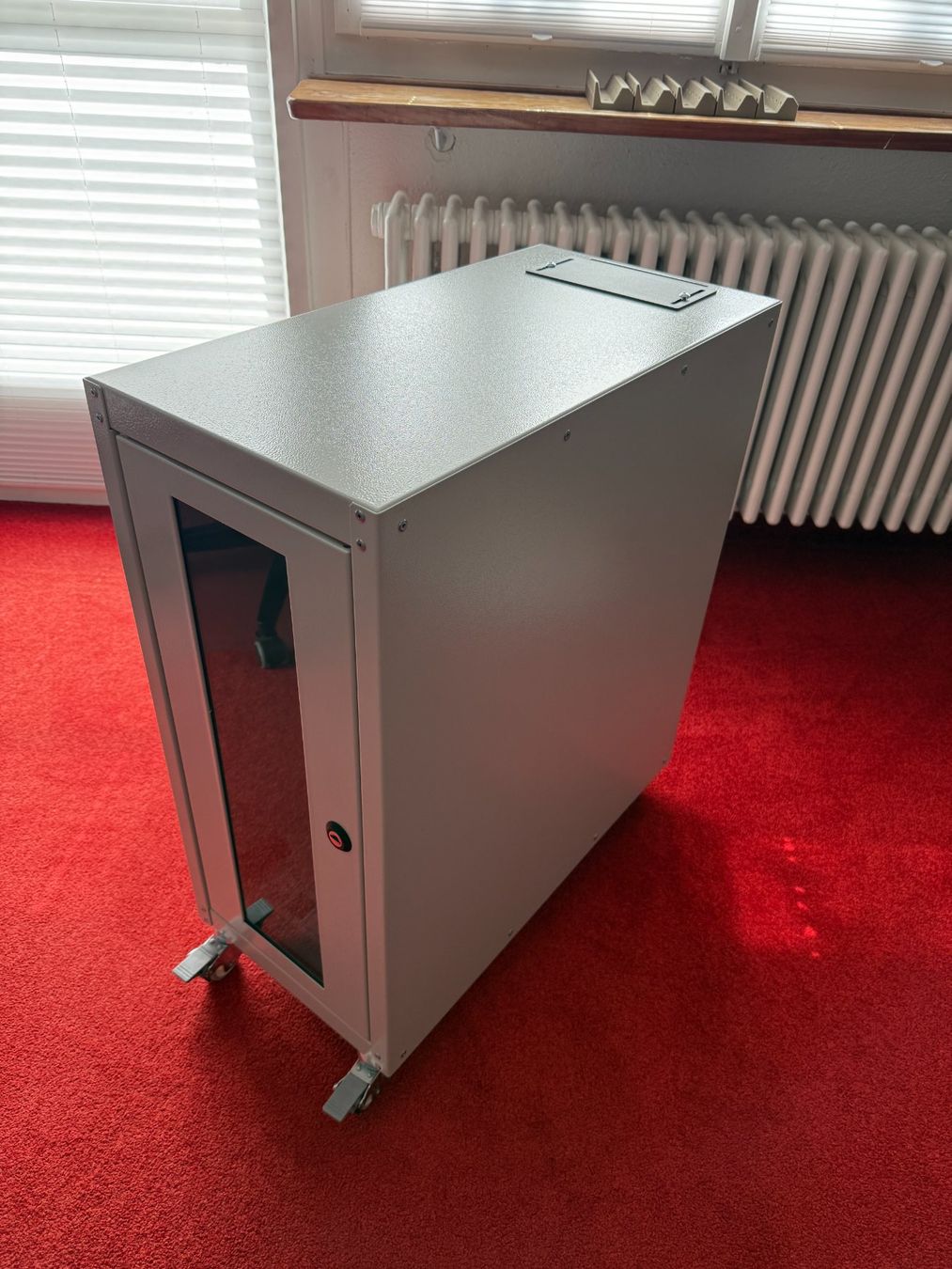 Racks & Cavalletti: DIGITUS Computergehäuse mit Glastür, rollbar, abschliessbar – Usato da Otelfingen venduto da SlediiCH 2