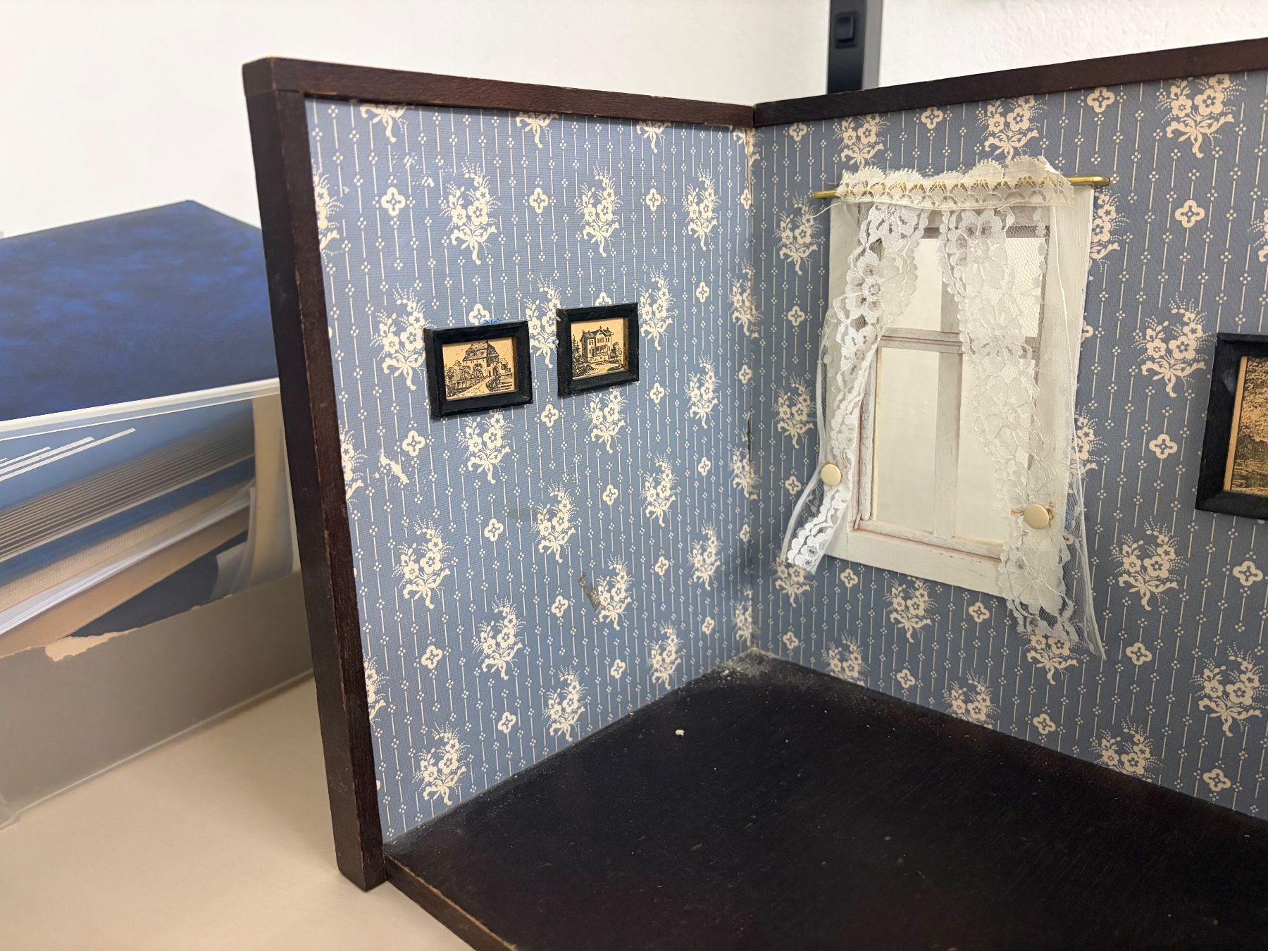 Case e mobili per bambole: Pupenstube – Usato da Galgenen venduto da Crystaldisplay 1