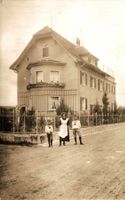 Herrschaftshaus mit Kindermädchen und Kindern
