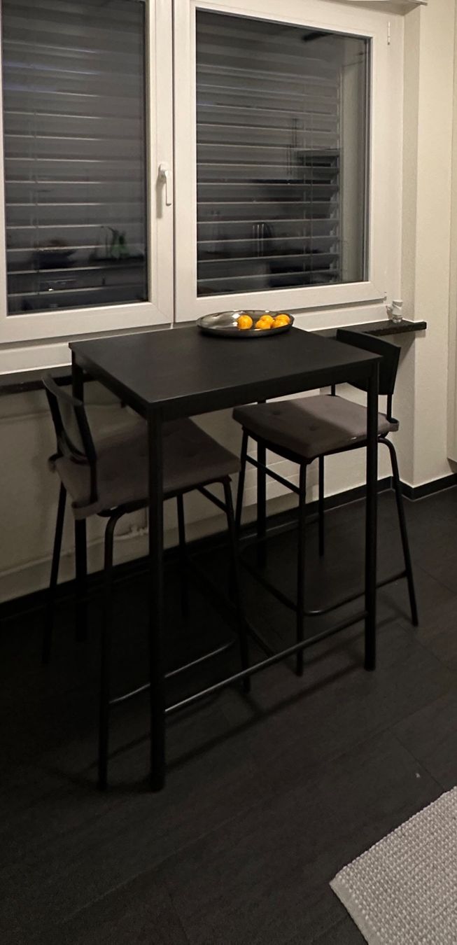 Ikea Set di tavolo e panche: Bartisch mit 2 Barhockern, schwarz, – Usato da Olten venduto da sizzlh