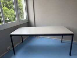 Schreibtisch