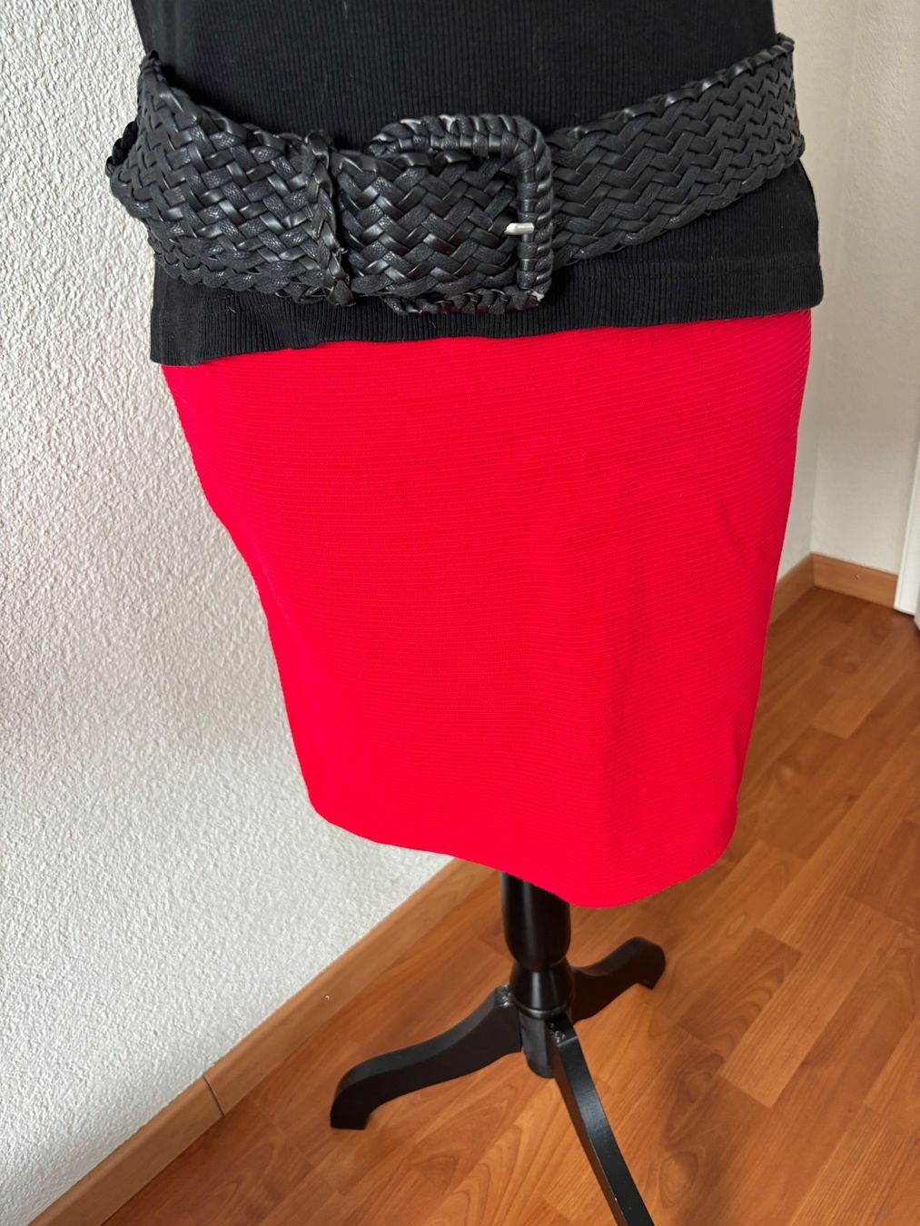Gonne: Roter Mini Jupe – Usato da Balsthal venduto da Uroby
