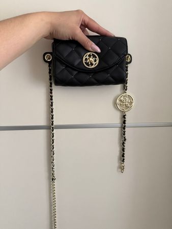 Petit sac Guess noir matelassé avec chaîne – Super tendance