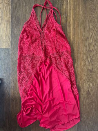 Rotes Schlaf Kleid